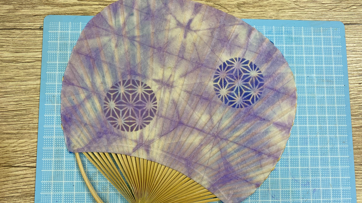 染めた和紙でうちわを作ろう 東京和紙